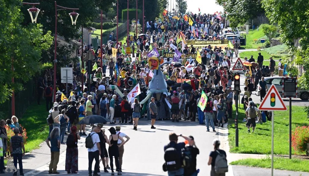 احتجاجات-في-فرنسا-ضد-مشروع-إنشاء-مركز-لطمر-النفايات-النووية.jpg