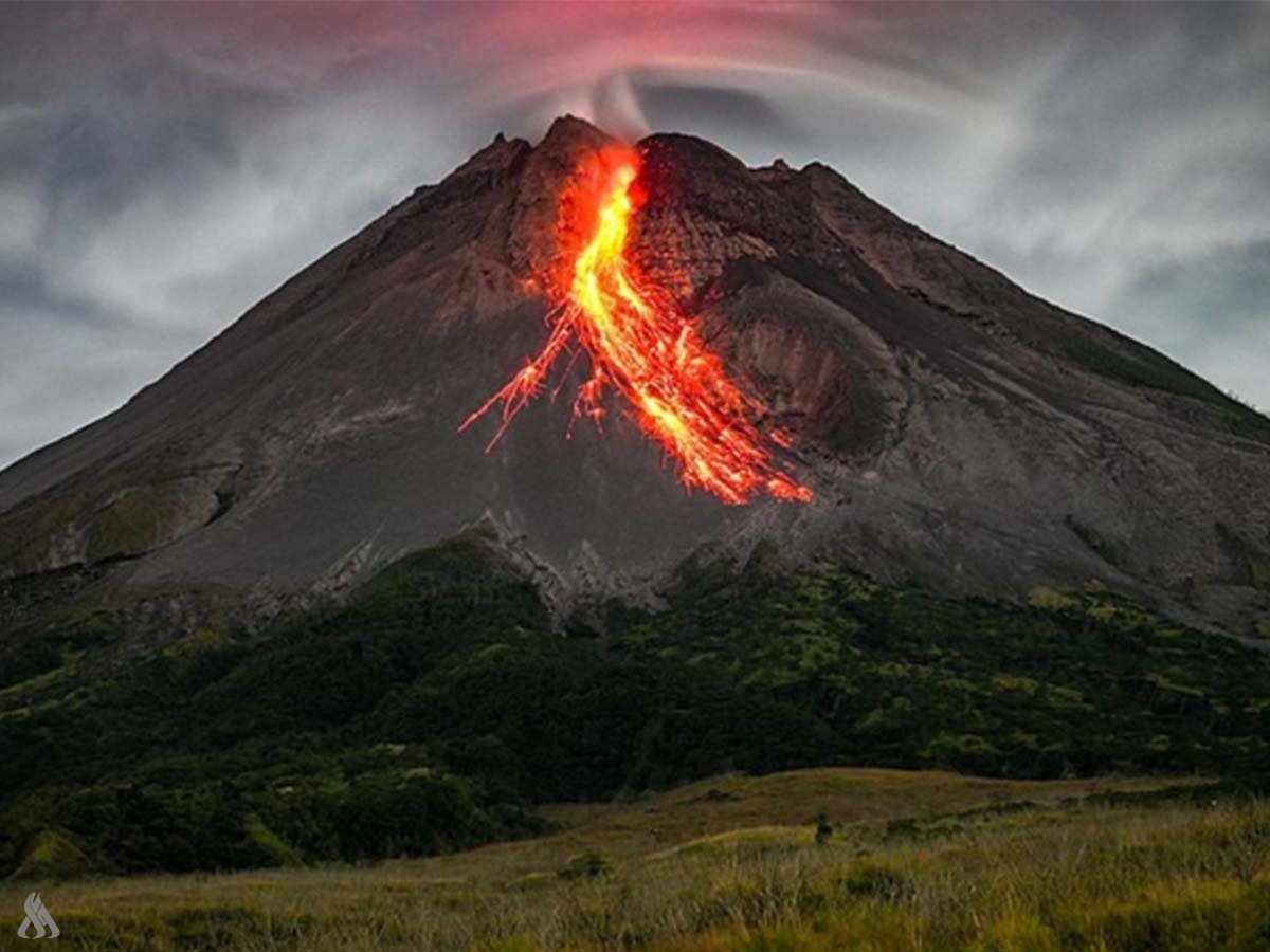 ثوران-بركان-في-جزيرة-فلوريس-الإندونيسية.jpg
