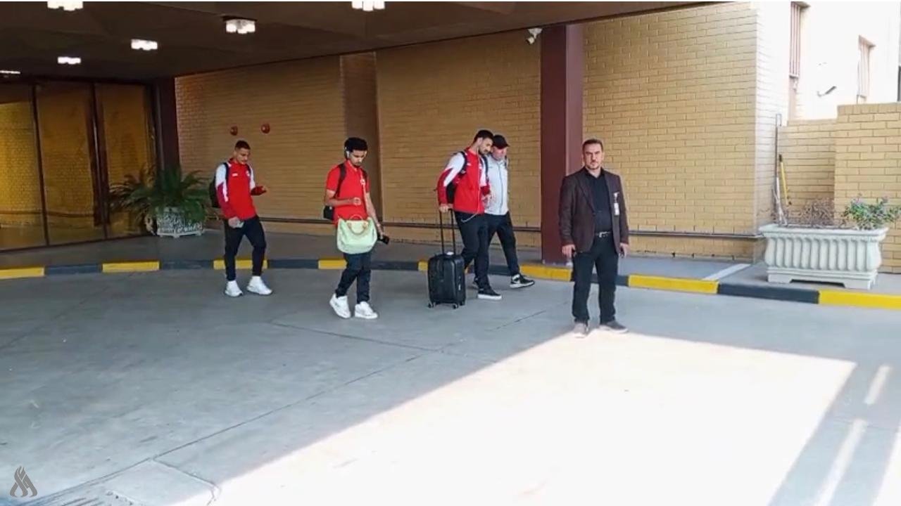 المنتخب-الوطني-يصل-إلى-مطار-البصرة.jpg