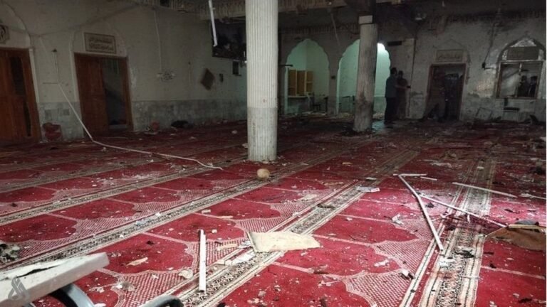 استشهاد-31-وجرح-169-آخرين-بتفجير-مسجد-في-باكستان.jpg