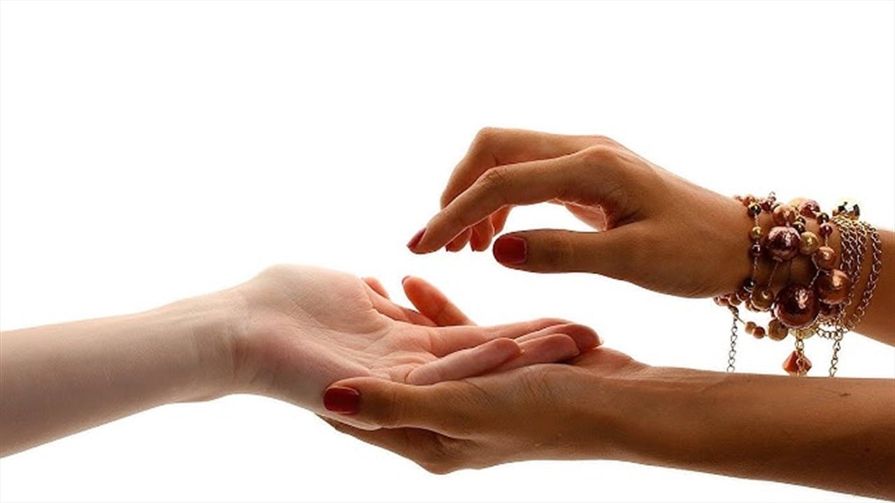 ترند-قراءة-الكف-يثير-مخاوف-أمنية-على-مواقع-التواصل.jpg